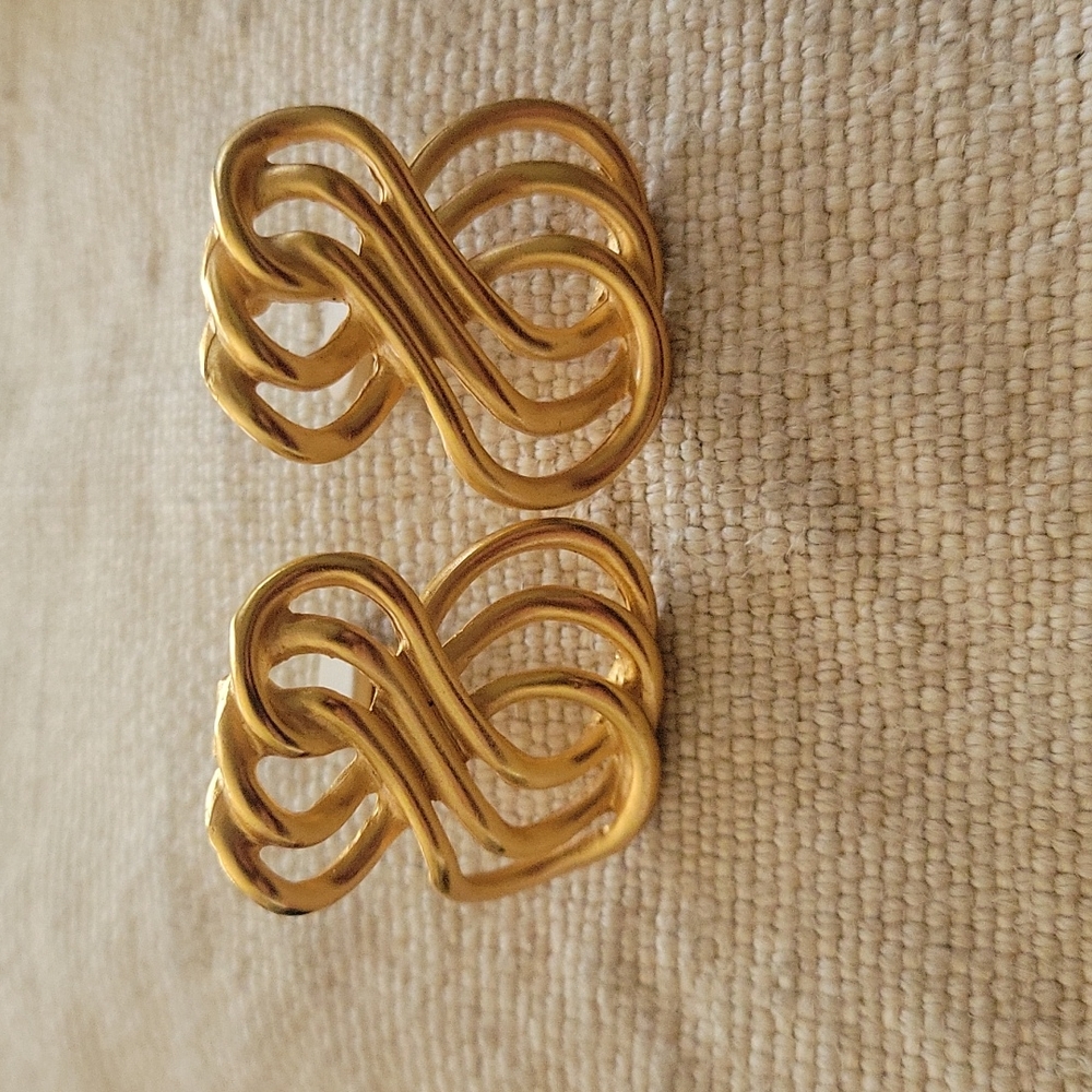 Vintage 70's Anne Klein for Lord and Taylor Clip Earrings In Matte Gold - Picture 3 of 4